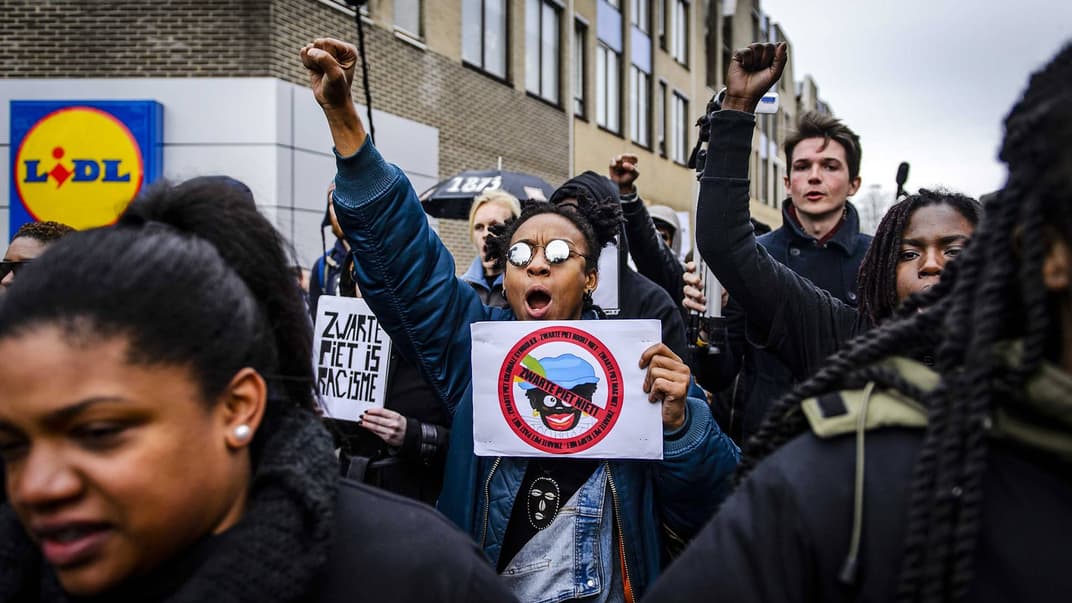 Учасники анти-расистського протесту проти фігури Чорного Піта вигукують гасло «Чорний Піт — це расизм» у місті Меппел, Нідерланди, 14 листопада 2015 року