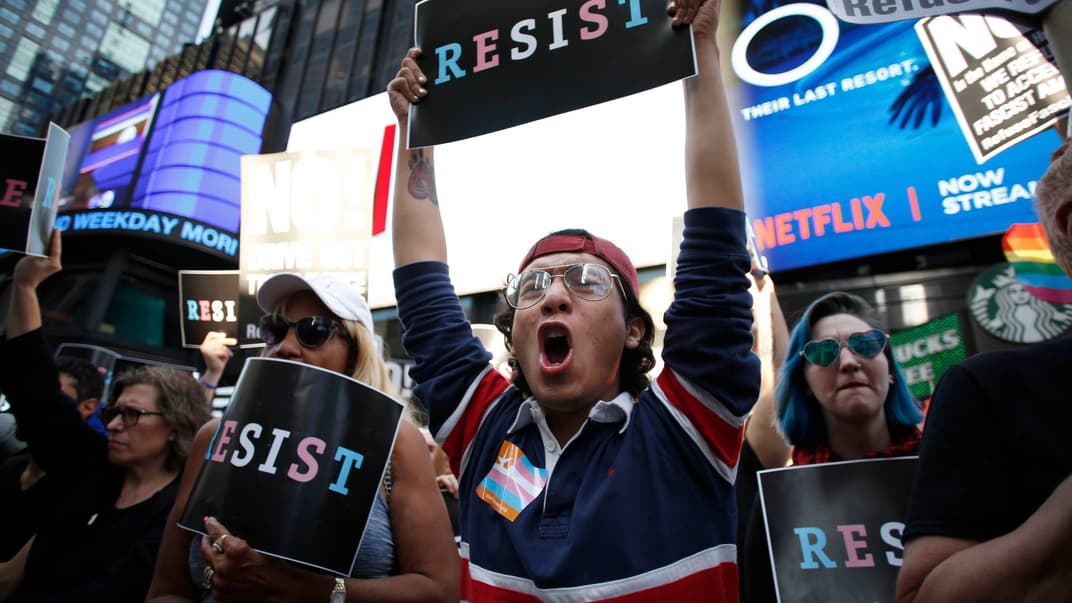 Протести у Нью-Йорку у 2017 році після того, як Трамп анононсував рішення заборонити трансгендерам служити в армії.