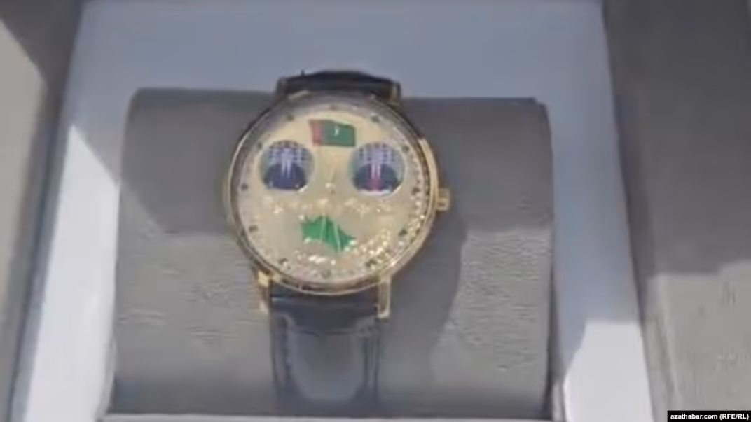 Годинник із зображенням Гурбангули і Сердара Бердимухамедових