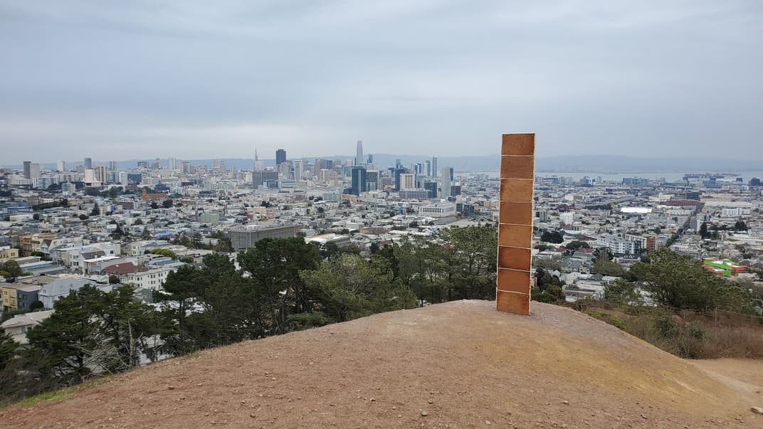 Загадочный монолит из имбирных пряников появился в Сан-Франциско