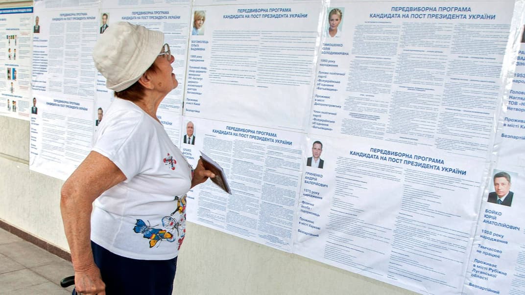 Жінка на виборчій дільниці на попередніх президентських виборах президента України 25 травня 2014 року