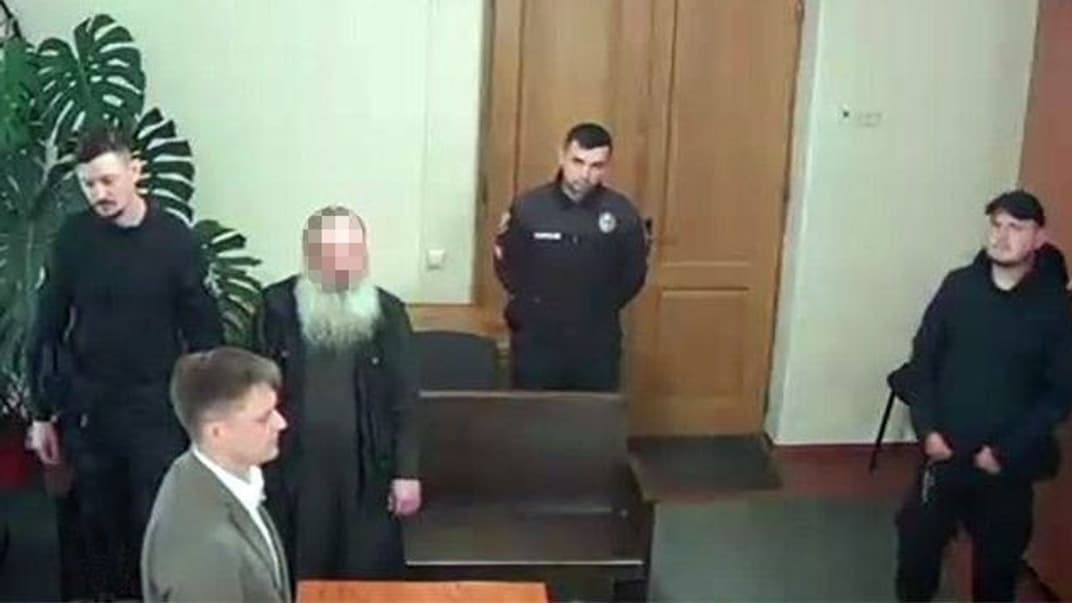Послушник Почаевской лавры во время судебного заседания