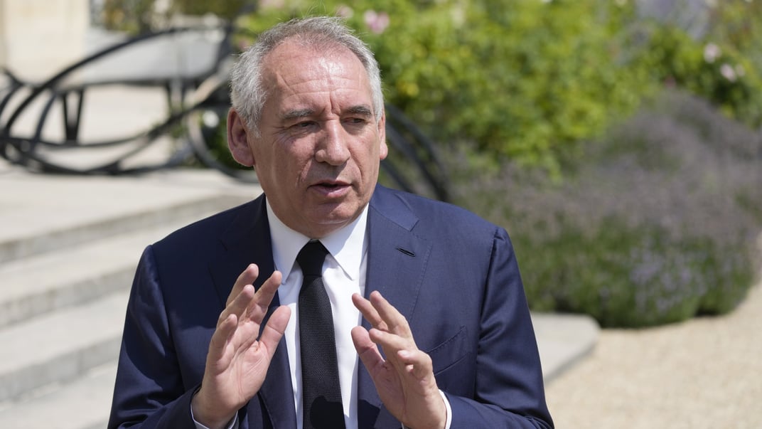 Франсуа Байру разговаривает с журналистами после встречи с президентом Франции Эмманюлем Макроном в Елисейском дворце в Париже, 21 июня 2022 года