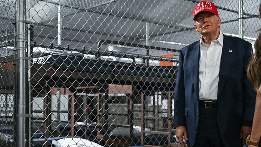 Президент США Дональд Трамп в імміграційному центрі «Алігатор Алькатрас»