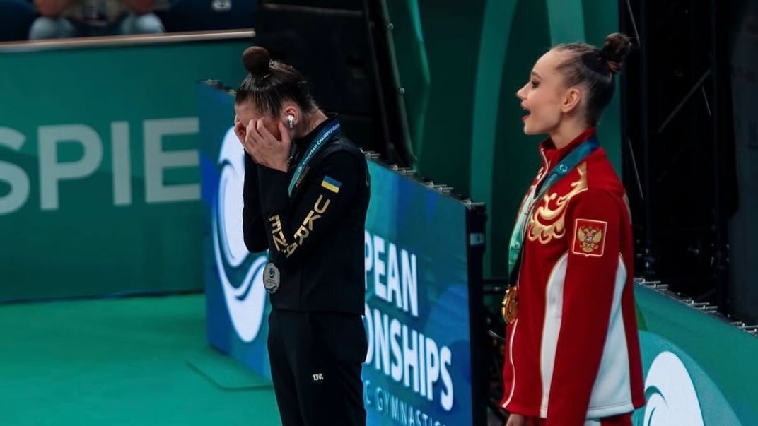 Українська художня гімнастка Софія Країнська під час звучання російського гімну
