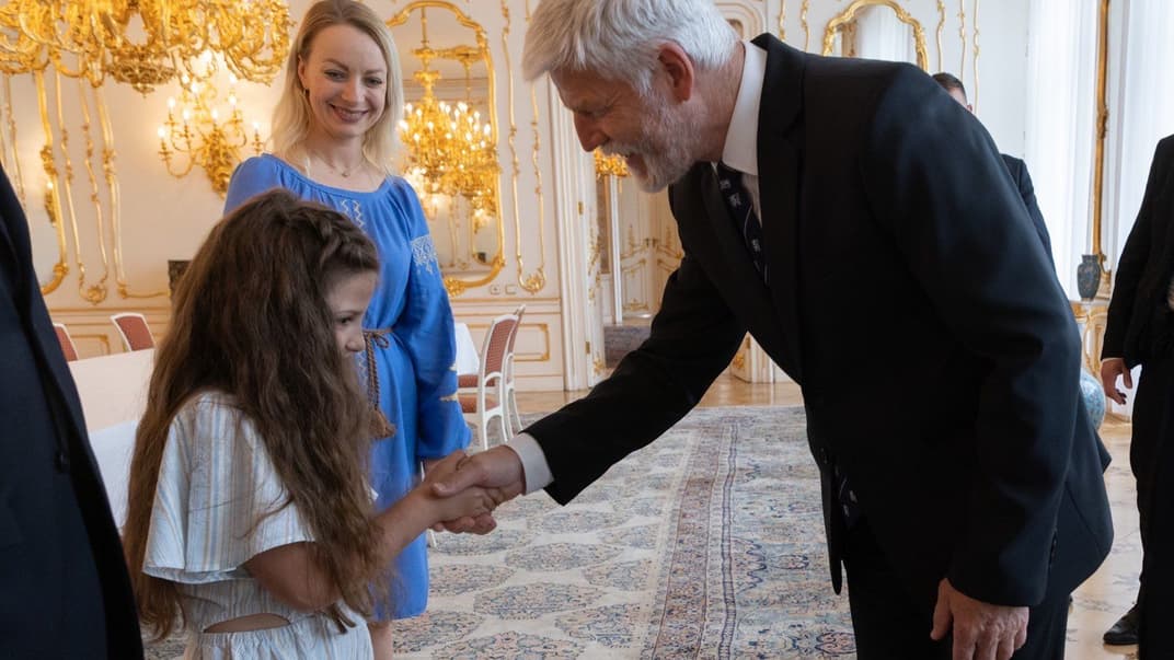 Президент Чехії Петр Павел під час зустрічі з українською школяркою, яку цькували чеські однокласники