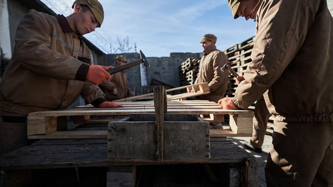 российские пленные во время работы