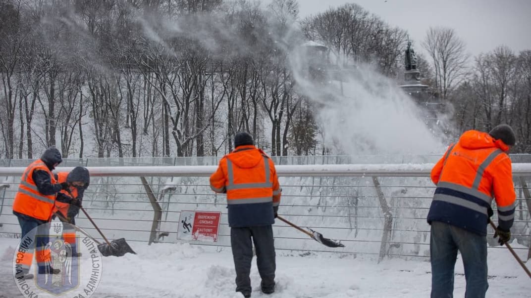 Комунальники розчищають дороги в Києві, 22 листопада 2023 року
