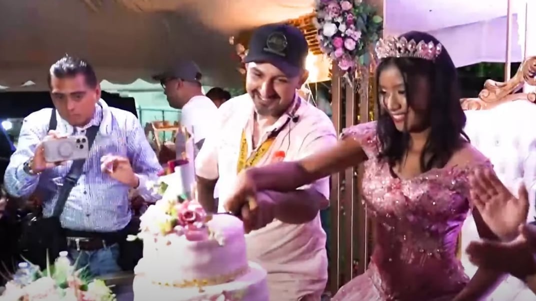 Ісела Анаї Сантьяго Моралес розрізає іменинний торт