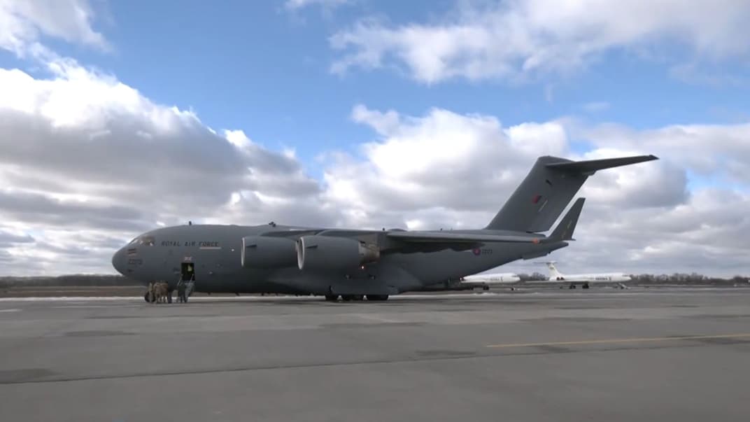 Самолет Boeing C-17A Globemaster III Королевских Военно-воздушных сил Великобритании в аэропорту «Борисполь», 9 февраля 2022 года