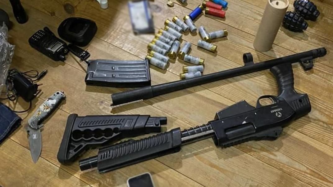 Поліція вилучила у приміщенні в центрі Києва гранати та зброю. «Нацкорпус» заявляв, що це «база тітушок» ОПЗЖ