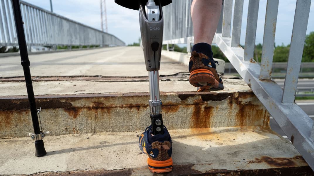 Сергій Храпко, український ветеран війни, який у 2014 році втратив руку та ногу, йде по трасі посередині 120-кілометрової (75-мильної) прогулянки в напрямку Житомира