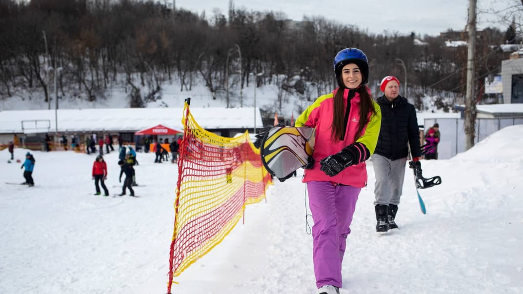 Сноубордистка біля траси гірськолижного спортивного комплексу «Протасів Яр», Київ, 25 січня 2019 року