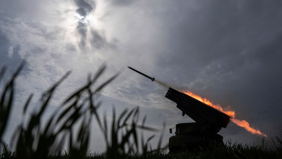 Українська установка «Град» веде вогонь по російських позиціях на лінії фронту в Донецькій області, 8 квітня 2023 року