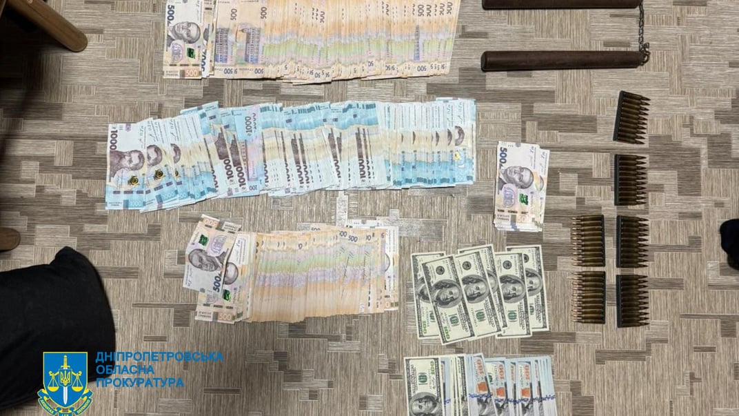 Гроші та зброя, вилучені під час обшуків