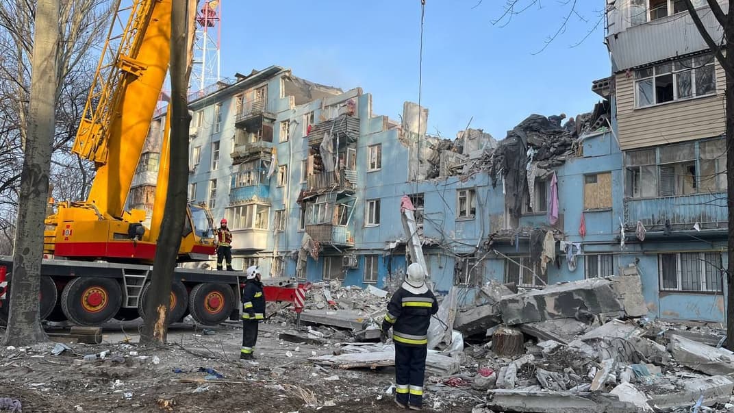 Зруйнований внаслідок російського удару житловий будинок у Запоріжжі, 4 березня 2023 року