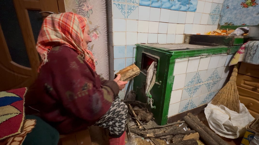 Ілюстративне фото. Жінка використовує дрова для приготування їжі в повсякденному житті в Тирасполі, що в «Придністров'ї», який зіткнувся з серйозною енергетичною кризою через призупинення росією постачання газу, 26 січня 2025 року