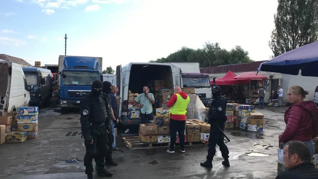 В Киеве задержали мигрантов, торговавших продуктами на рынке