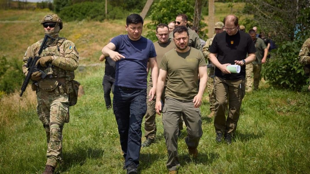 Глава Миколаївської ОВА Віталій Кім (у центрі ліворуч) та президент Володимир Зеленський, 8 червня 2023 року