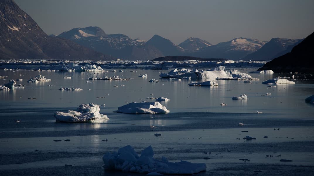 Айсберги плавают в фьорде Нууп Кангерлуа на юго-западе Гренландии