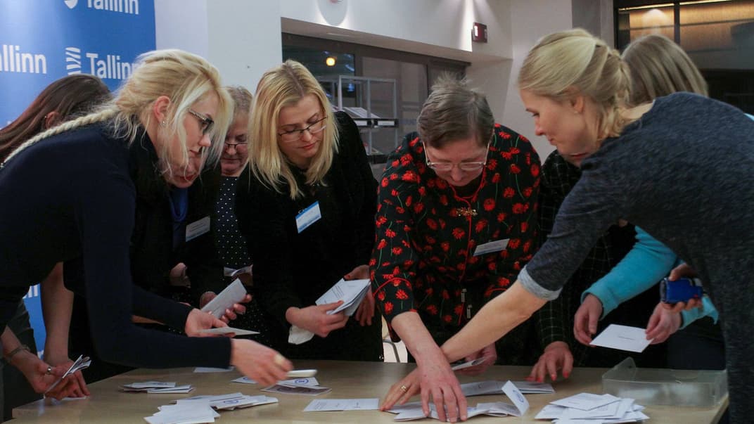 Члени виборчої комісії підраховують бюлетені в день парламентських виборів в Естонії на виборчій дільниці в Таллінні, Естонія, 3 березня 2019 року