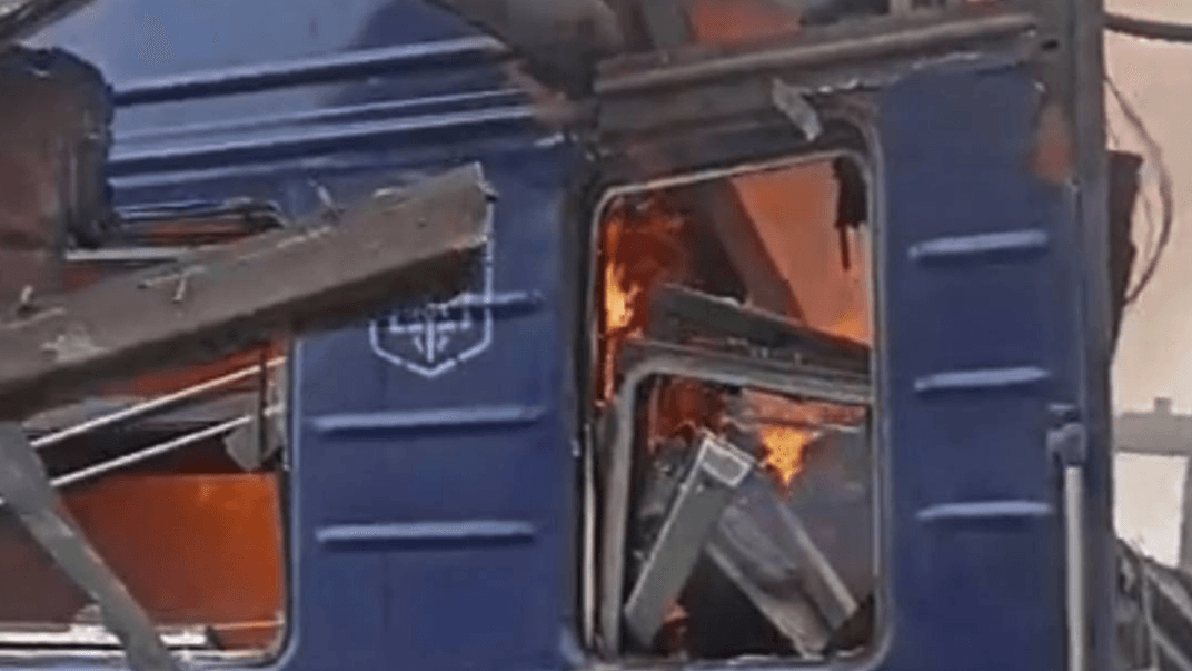 Пошкшоджений поїзд Київ — Шостка