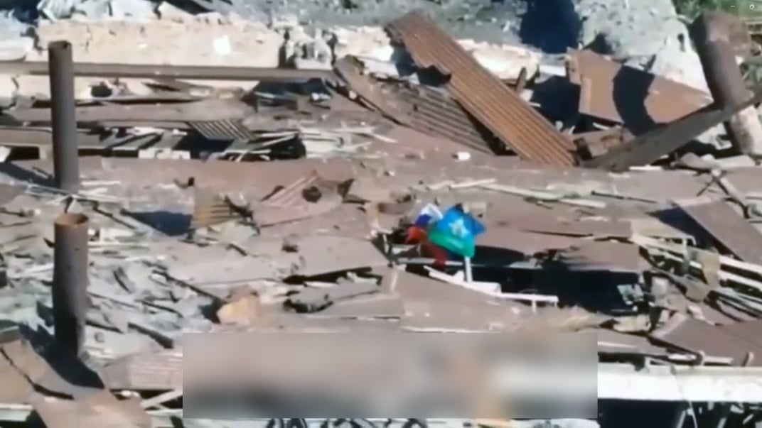 росіяни заявили про захоплення Часового Яру, виставивши свій прапор у місті росіяни заявили про захоплення Часового Яру, виставивши свій прапор у місті