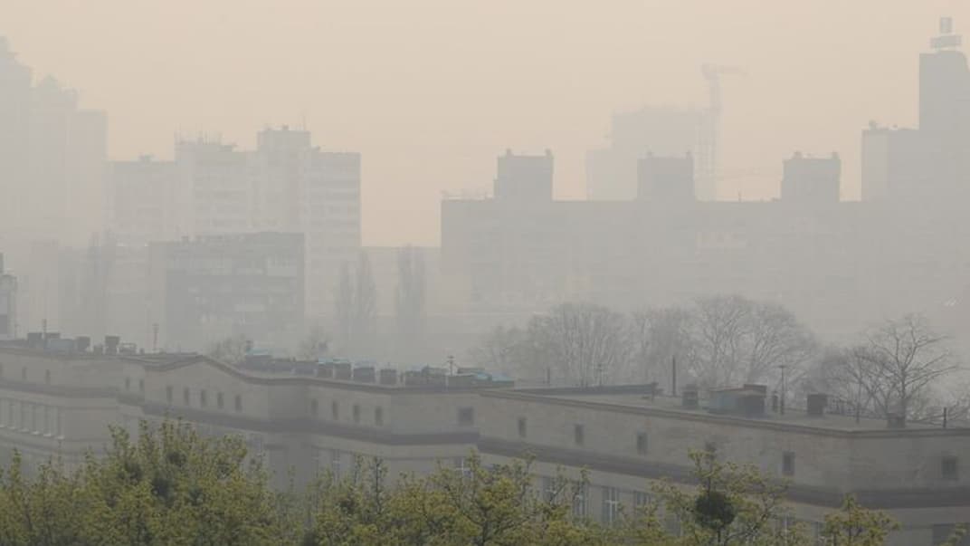 Дим у Києві, 17 квітня 2020 року. Дим до столиці приніс потужний вітер із Чорнобильської зони, Житомирської області, та сіл біля столиці, де палають ліси, болота або ж люди спалюють сміття