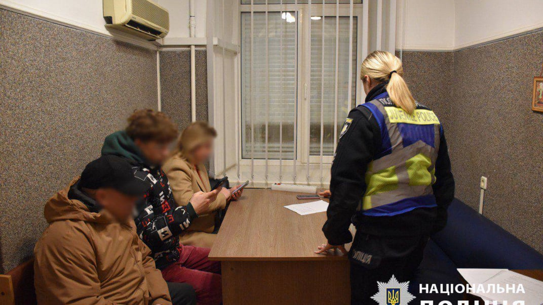 Імена всіх учасників відео із перекриттям вулиці в Києві встановили Імена всіх учасників відео з перекриттям вулиці в Києві встановили