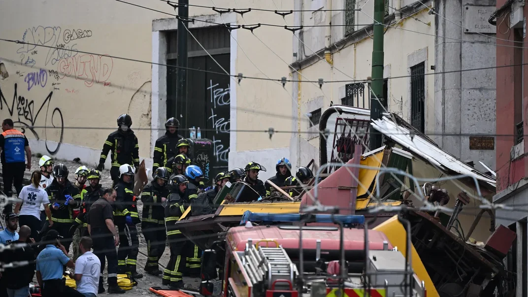 Рятувальники працюють на місці події після сходження з рейок фунікулера Gloria в Лісабоні, Португалія, 3 вересня 2025 року