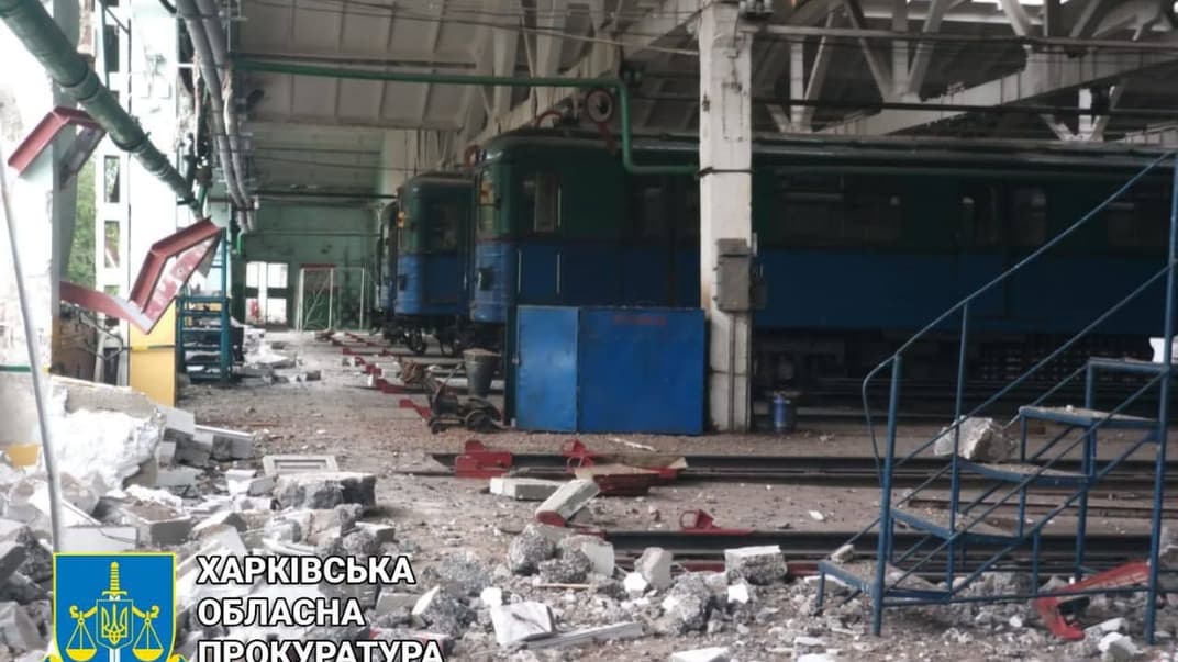 Поврежденное здание депо метрополитена в Харькове