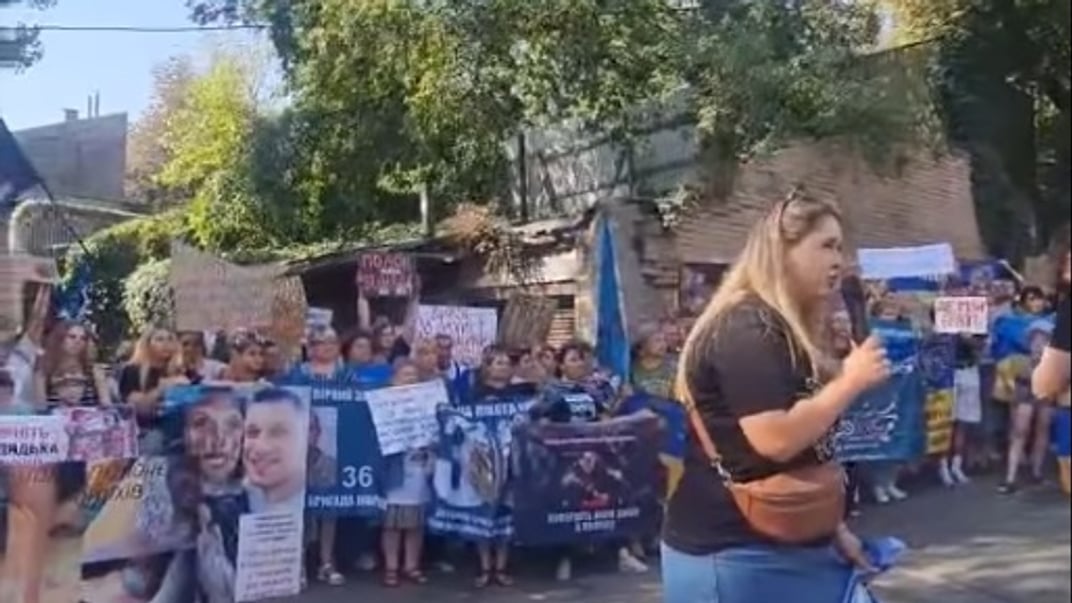 Рідні полонених прийшли з акцією під офіс МКЧХ в Україні, Київ, 29 серпня 2024 року