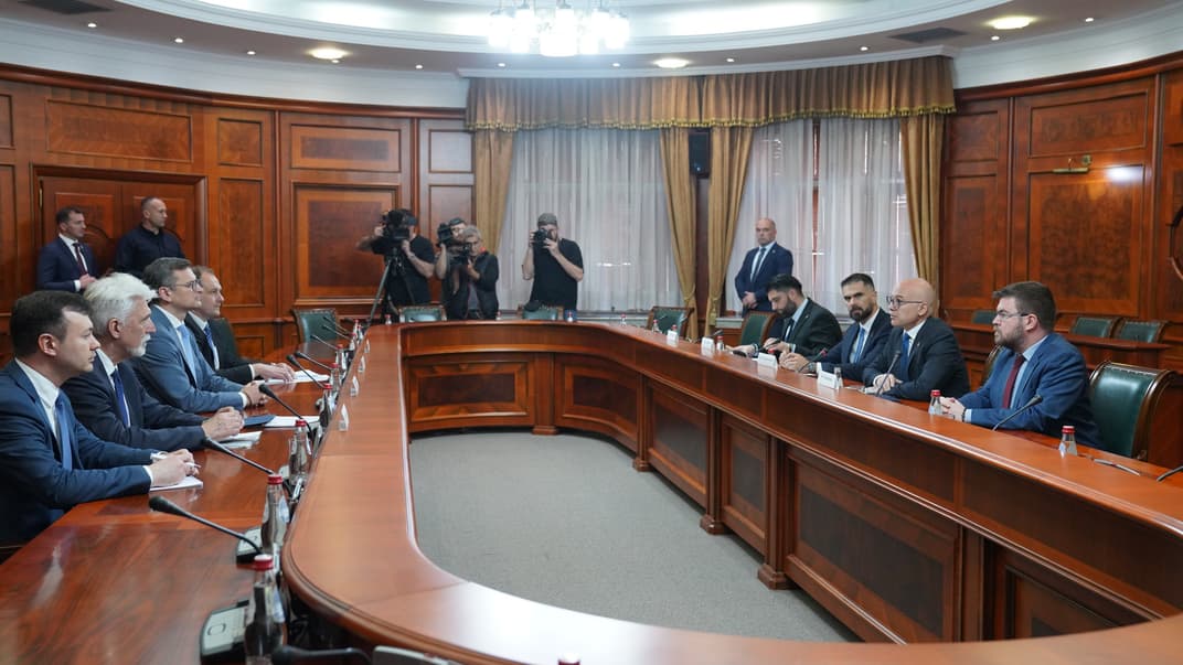 Министр иностранных дел Украины Дмитрий Кулеба на встрече с новым премьер-министром Сербии Милошем Вучевичем