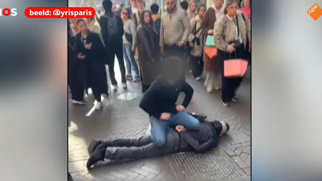 Турист тримає нападника