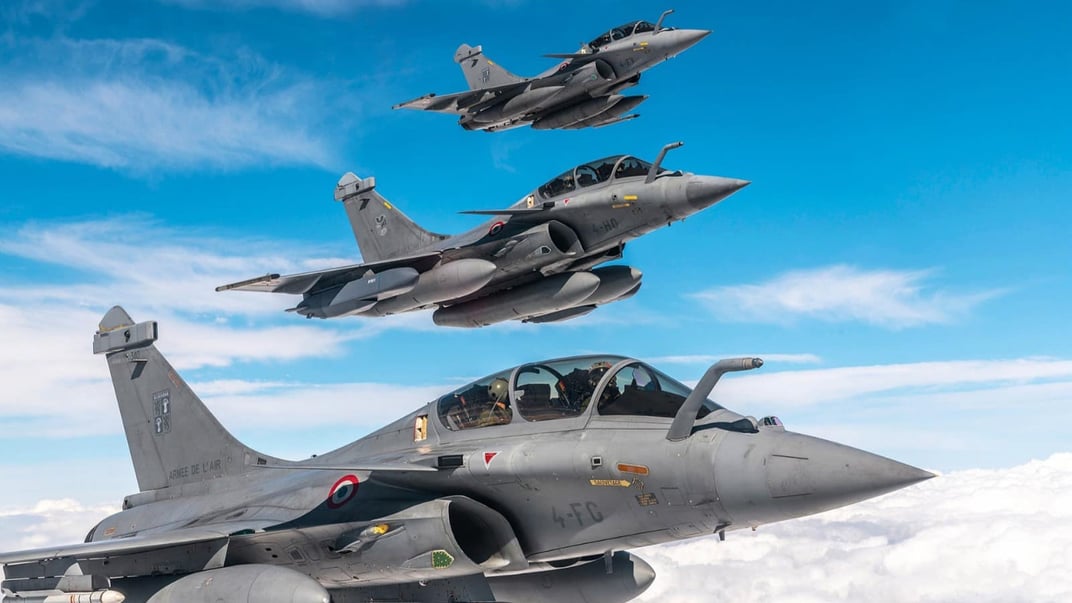Ілюстративне фото. Французькі винищувачі Dassault Rafale у небі