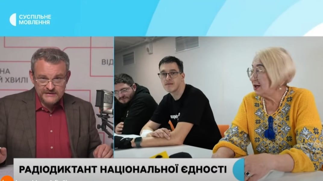Ведучий «Українського радіо» Роман Коляда (ліворуч) та багаторічна учасниця Радіодиктанту національної єдності Христина Гоянюк (праворуч)