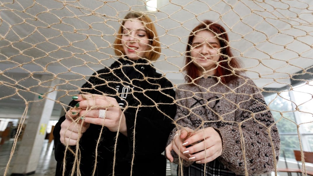 Ілюстративне фото. Волонтери плетуть маскувальні сітки для армії у Львові, 11 листопада 2022 року