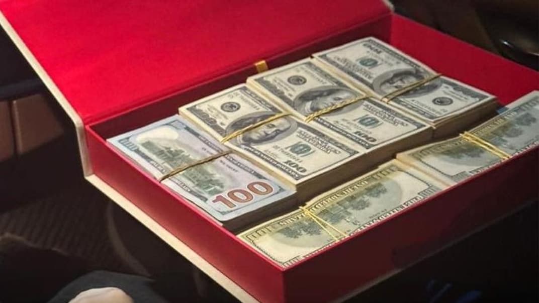 Деньги в китайской шкатулке, которые, по данным следствия, хотели передать чиновнику