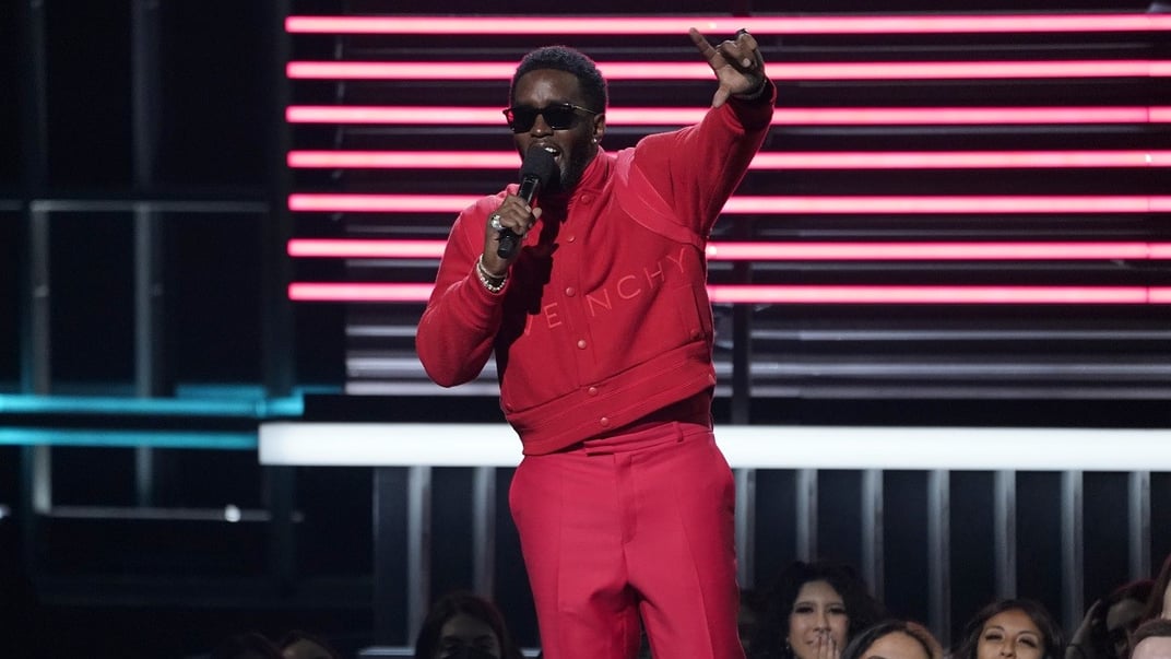 Музикант і бізнесмен Шон «Дідді» Комбз вручає нагороду REVOLT Black Excellence на церемонії Billboard Music, 15 травня 2022 року