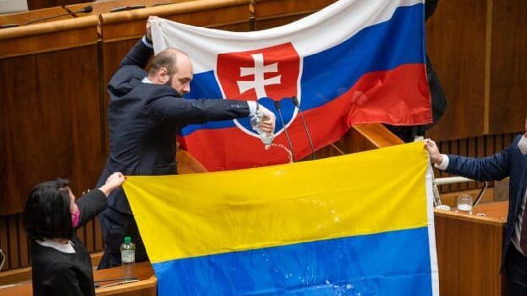 У парламенті Словаччини 8 лютого депутат від ультраправої партії «Народна партія "Наша Словаччина"» Андрей Медвецьки облив водою прапор України