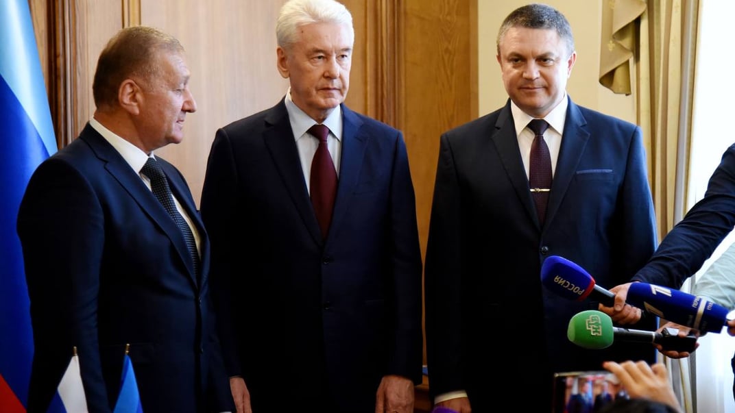 Маноліс Пілавов (ліворуч) поруч із мером Москви Сергієм Собяніним (в центрі) Маноліс Пілавов (ліворуч) поруч із мером Москви Сергієм Собяніним (в центрі)