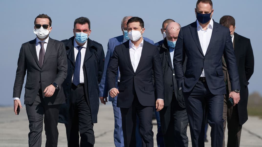 Президент України Володимир Зеленський (в центрі), і представники Офісу президента в масках для захисту від коронавірусу зустрічають вантажний літак з Китаю з гуманітарною допомогою в аеропорту Гостомель у Києві, Україна, 23 квітня 2020 року.