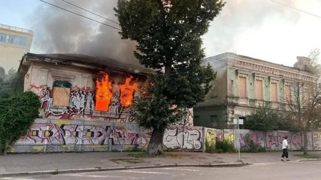 На вулиці Волоській у Києві горів будинок, який належить до пам'яток архітектури та містобудування місцевого значення, 3 серпня 2023 року