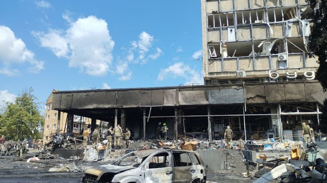 Рятувальники працюють на місці ракетного обстрілу у Вінниці, 14 липня 2022 року