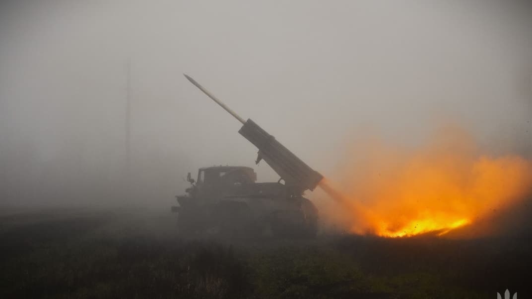 Украинские военные выполняют боевое задание