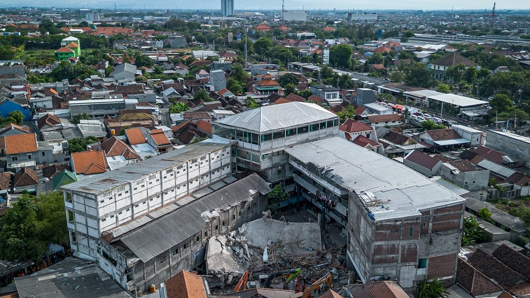 Ісламська школа-інтернат Аль-Хозіні в Сідоарджо, Індонезія, де стався обвал