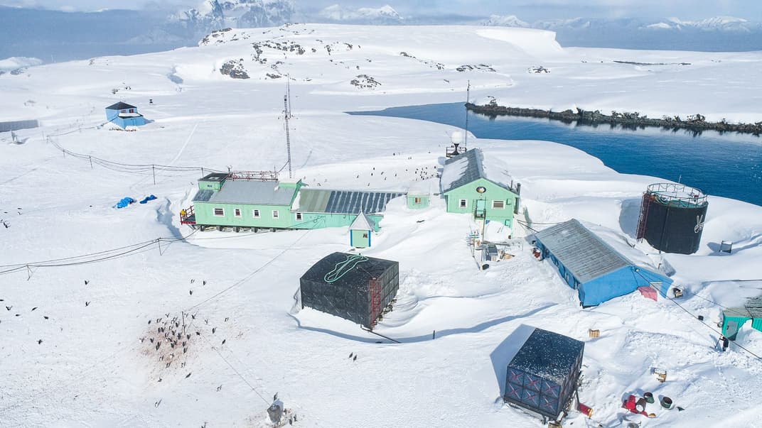 Снігові замети на станції «Академік Вернадський»