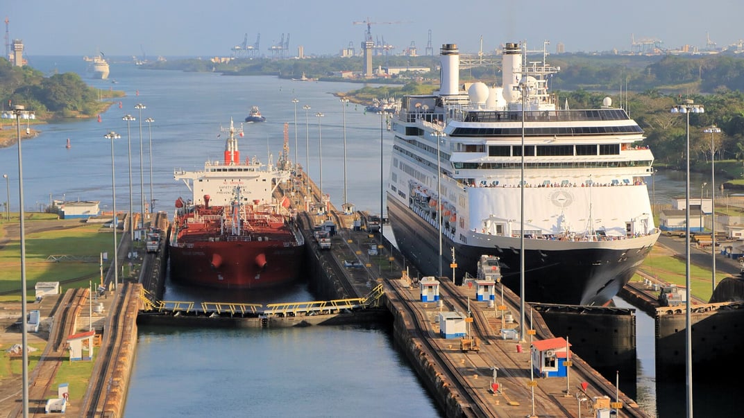 Ілюстративне фото. Нафтопродуктовоз Prime Express та круїзне судно Holland America Line Amsterdam у Панамському каналі, травень 2015 року