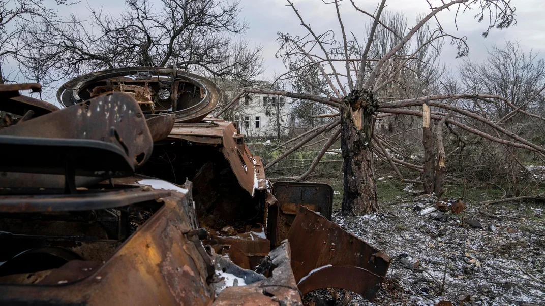 Знищений російський бронетранспортер у селі Брускинське, Херсонська область, грудень 2022 року