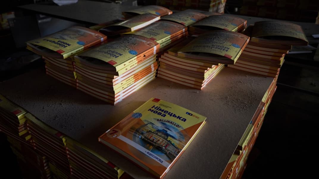 Запыленные учебники в типографии «Фактор-Друк» в Харькове после российского ракетного удара по предприятию